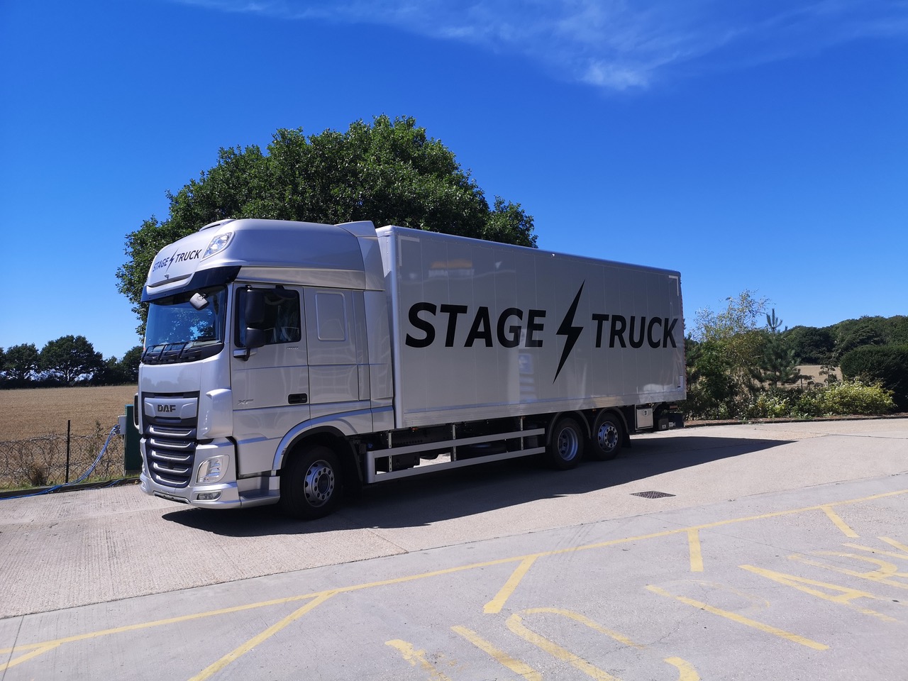 26-tonne-box-stagetruck